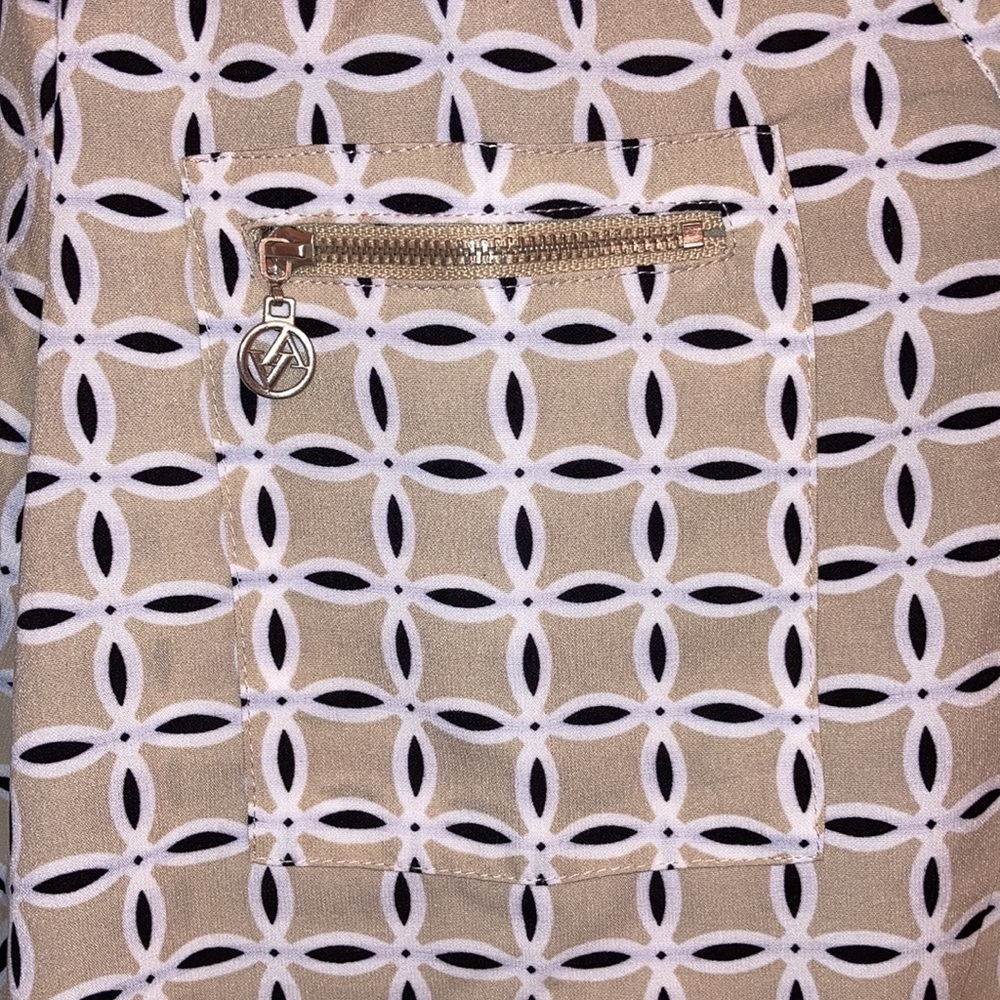 Like new Adrienne Vittadini patterned top with two zip pockets on the front - Picture 2 of 7